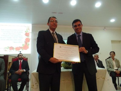 Pastor Sidney Rosa recebendo a honraria outorgada por indicação do vereador e  pastor Levi Siqueira