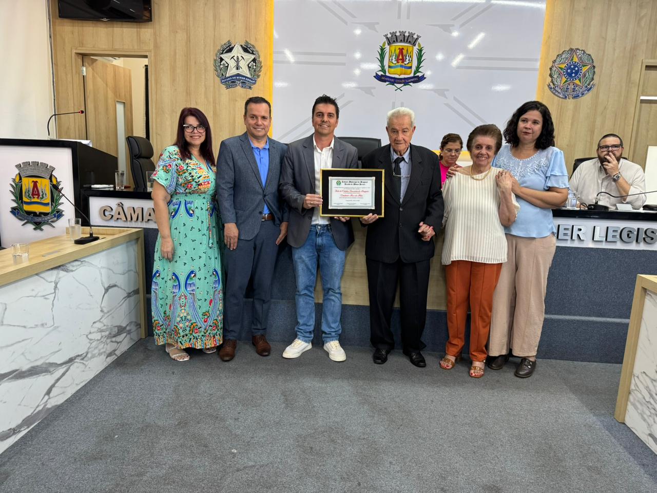 Legislativo entrega honraria