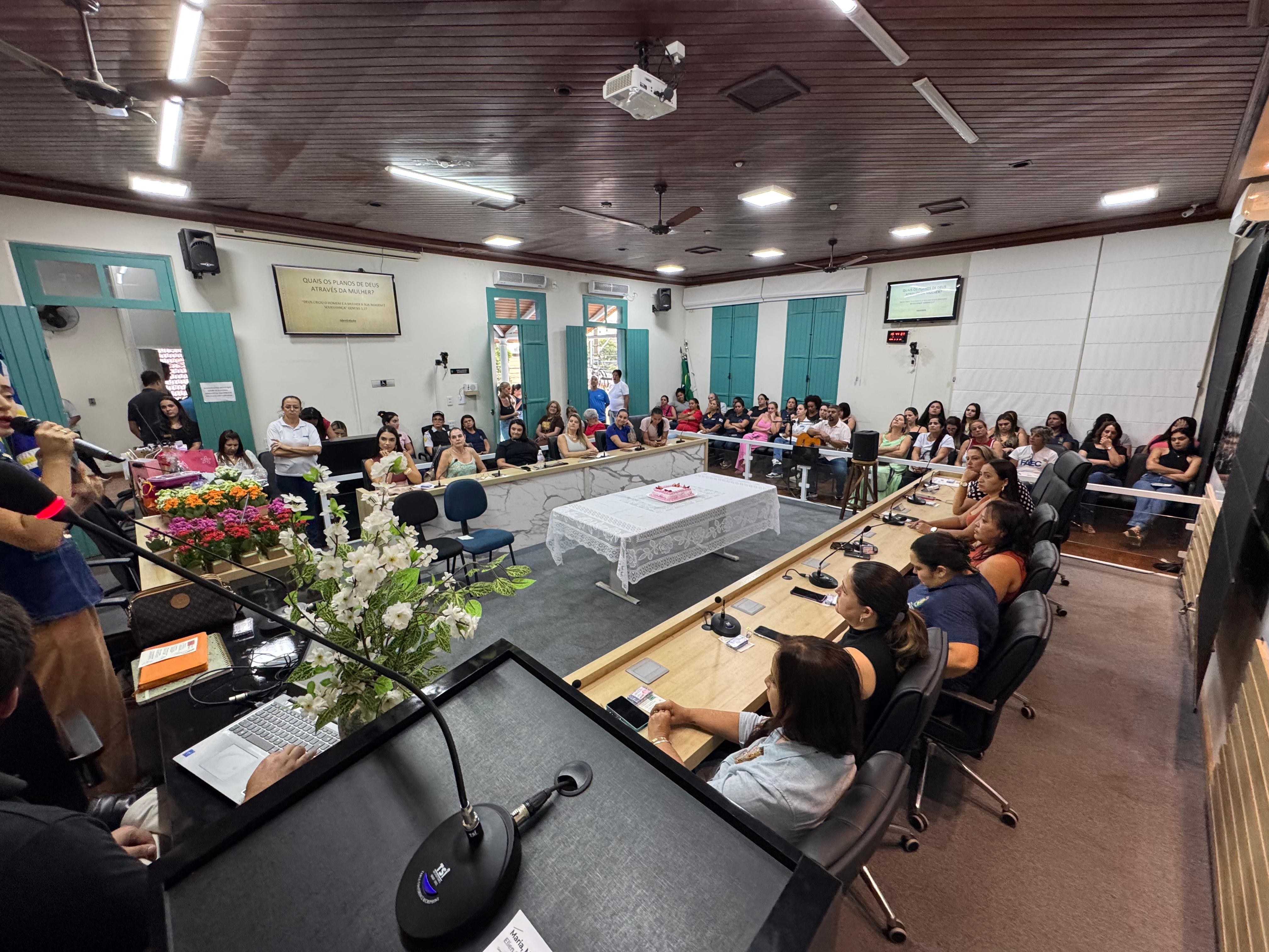 Momento especial de oração homenageia mulheres